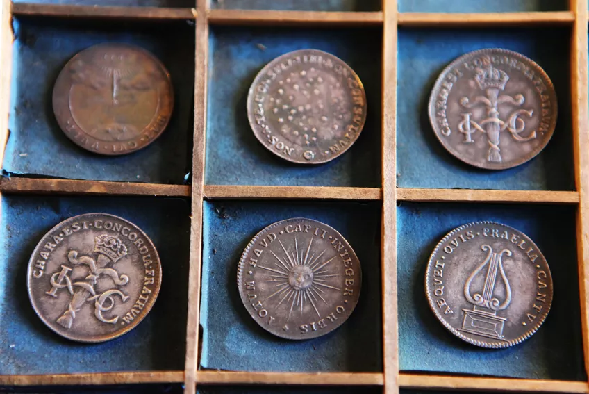 Bild på sex av de mynt som kan tillhöra Stobæus mynt- och medaljsamling.